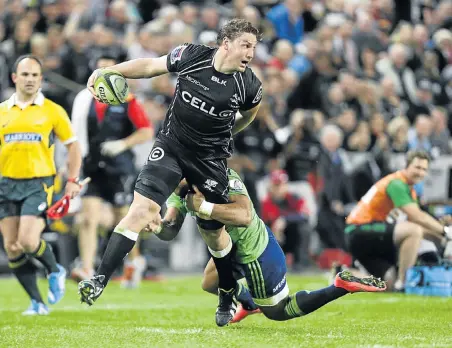  ?? Picture: ROGAN WARD ?? KEEPING HIS HEAD: Etienne Oosthuizen of the Sharks looks to unload one-handed as he is tackled during the Super Rugby play-off match against the Highlander­s at Kings Park yesterday