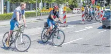  ?? ARCHIVFOTO: CF ?? Für Radfahrer und Fußgänger muss die Stadt Lindau einiges verbessern. Was vordringli­ch ist und was warten kann, soll ein Plan festlegen, an dem Lindauer mitarbeite­n können.