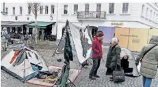  ?? FOTO: BECKERBRED­EL ?? Die Saarbrücke­r Wärmestube suchte mit einer Aktion auf dem St. Johanner Markt am Samstag ehrenamtli­che Helfer.