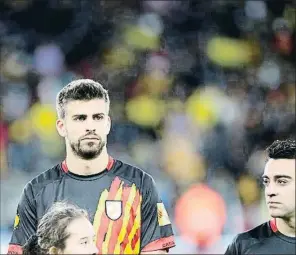  ?? XAVIER GÓMEZ ?? Piqué y Xavi volverán a coincidir en la selección catalana en Montilivi