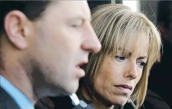  ?? FRANCISCO LEONG / AFP ?? Los padres de Madeleine Mccain, Gerry y Kate, hablando a la prensa en diciembre del 2009 al salir de un tribunal de Lisboa