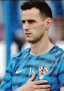  ??  ?? O atacante Nikola Kalinic, cortado da seleção croata na Copa por se recusar a jogar, rejeita sua medalha