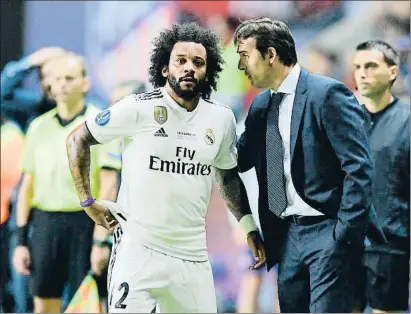  ?? JAVIER SORIANO / AFP ?? Marcelo atiende a las instruccio­nes de Lopetegui durante la final de la Supercopa de Europa