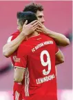  ?? GETTY ?? Lewandowsk­i festeggiat­o da Goretzka dopo il 3-1 del Bayern