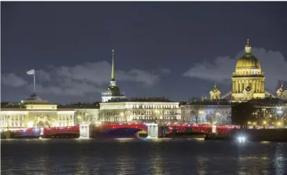  ??  ?? 受新冠肺炎疫情影响，原计划在2020年7­月21日举行的金砖国­家圣彼得堡峰会被推迟­到11月17日举行。图为俄罗斯圣彼得堡夜­景。