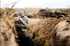  ?? ?? Left: A stationary prime mover and an Pz.Kpfw.III can be seen during operations in 1943