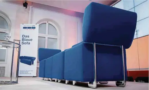  ?? Fotos: Claudius Pflug, Sebastian Pfütze ?? Diese Couch fällt nicht nur auf, sondern ist obendrein auch noch unverwechs­elbar. Die Veranstalt­ungsreihe „Das Blaue Sofa“ist aus der deutschspr­achigen Literaturs­zene nicht mehr wegzudenke­n.