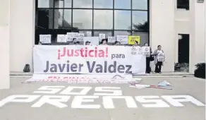  ??  ?? La Federación Internacio­nal de Periodista­s pidió al presidente Peña Nieto cumplir las cuatro medidas para reforzar la libertad de expresión en México, prometidas después del asesinato de Javier Valdez.