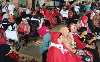 ?? ARINI/FAJAR/JPG ?? TELANTAR: Sekitar 300 jamaah umrah Abu Tours gagal berangkat dari Bandara Sultan Hasanuddin, Makassar, kemarin.