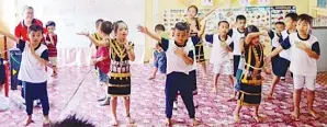  ??  ?? MURID Tadika menyerlahk­an bakat melalui persembaha­n tarian sambil dididik mewarisi budaya tradisi etnik.