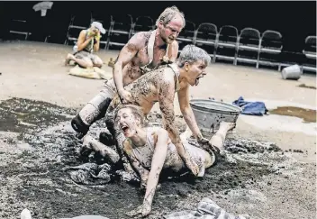  ?? FOTO: HOPPE ?? Kämpfen wie die Schweine: Torben Kessler(l.), Kilian Ponert und Hanna Werth in „Farm der Tiere“.