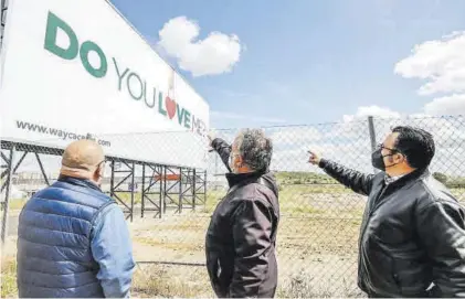  ??  ?? Los vecinos de El Junquillo posan junto a los carteles del futuro centro comercial del antiguo matadero. SILVIA SÁNCHEZ FERNÁNDEZ