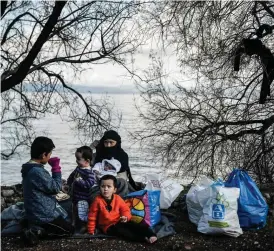  ?? FOTO: LOUISA GOULIAMAKI/LEHTIKUVA-AFP ?? Den här familjen anlände till den grekiska ön Lesbos på fredagen och övernattad­e utomhus.