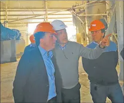  ?? TWITTER: @NICODUJOVN­E ?? CON CASCO. Dujovne, al visitar una planta de hormigón en Chaco.