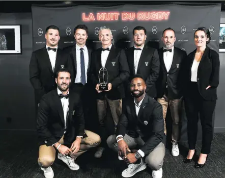  ?? Photo Icon Sport ?? Le staff du Stade montois avec Romain Mareuil, Patrick Milhet, Julien Tastet, Stéphane Prosper et Remi Talès aux côtés de Fulgence Ouedraogo, Marie Bochet et Thomas Sénéchal, lors de la cérémonie de la Nuit du Rugby.
NATHANAËL HULLEU - Ailier de Vannes À peine arrivé à Vannes, vous avez déjà inscrit trois essais. Comment expliquez-vous cette adaptation express ?