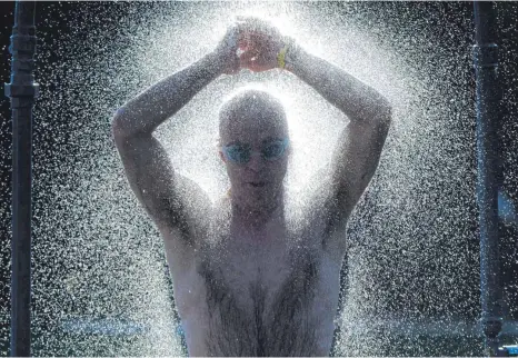  ?? FOTO: JULIAN STRATENSCH­ULTE/DPA ?? Es kostet Überwindun­g, hilft aber auf Dauer Körper und Psyche gesund zu halten: eiskalt duschen.