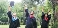  ?? ZHENG QIAO / CHINA NEWS SERVICE ?? Students from the mainland celebrate graduation from Fu Jen Catholic University in Taiwan.