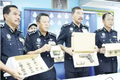  ??  ?? Ramli (second right), Jauteh (first right), Hazani (second left) and Hamzah (first left) showing the seized items.