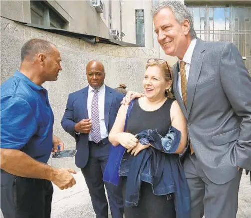  ?? ALEC TABAK/FOR NEW YORK DAILY NEWS ?? Mayor de Blasio poses with a well-wishing New Yorker outside Manhattan Criminal Court on Wednesday, when he reported for jury duty.