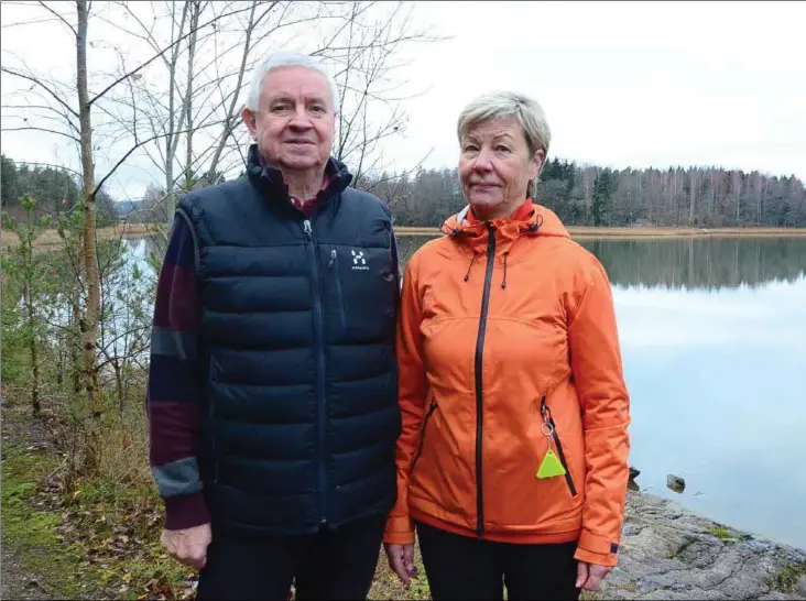  ??  ?? PROTESTERA­R. Pekka och Virpi Meras hus ligger tvärs över viken, ca 200 meter bort, och här vid denna strand skulle båtplatser­na komma, något de hoppas aldrig blir av.