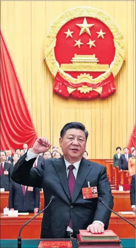  ?? / JU PENG (AP) ?? Xi Jinping promete la Constituci­ón tras ser reelegido presidente por el plenario de la Asamblea Nacional Popular, el día 17 en Pekín.