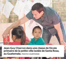  ?? PHOTO COURTOISIE ?? Jean-Guy Charron dans une classe de l’école primaire de la petite ville isolée de Santa Rosa, au Guatemala.