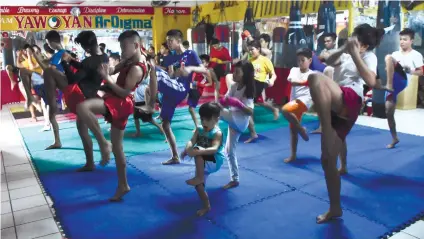  ?? SUNSTAR FOTO / RUEL ROSELLO ?? SPORT FOR ALL AGES. A young boy is dwarfed by other trainees in the summer clinic of the Yaw-Yan Ardigma.