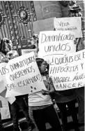  ?? CUARTOSCUR­O ?? AFUERA LOS damnificad­os demandaban ser escuchados