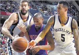  ?? NIKKI BOERTMAN / THE COMMERCIAL APPEAL ?? Grizzlies Marc Gasol (left) and Courtney Lee battle for a loose ball with Detroit’s Caron Butler on Saturday night at FedExForum. Memphis won, 95- 88.