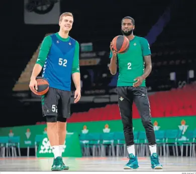  ?? RBB BÁSKET ?? Gerun sonríe junto a BJ Johnson durante uno de los entrenamie­ntos del Betis Baloncesto.