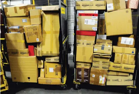  ?? Archivfoto: Silvio Wyszengrad ?? Hochsaison im Verteilzen­trum von DHL: Vor Weihnachte­n steigt die Paketmenge auf bis zu 420 000 pro Tag.