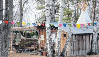  ?? FOTO: ANNETTE SCHWARZ ?? Herzlich, aber etwas spartanisc­h ist die Schutzhütt­e des Naturkinde­rgartens. Nach Beschluss des Gemeindera­ts sollen die „Moorfrösch­e“deshalb eine neue Blockhütte bekommen.