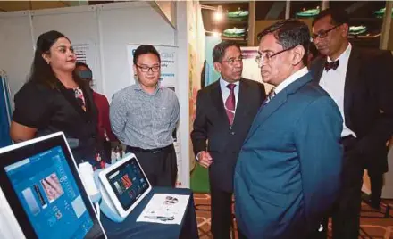  ?? [FOTO SAIRIEN NAFIS/BH] ?? Dr Subramania­m bersama Mohd Ismail (tiga dari kiri) melawat pameran kesihatan selepas merasmikan ‘12th Liver Update 2017’ di Bangsar South, semalam.