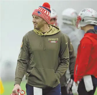  ?? STAFF PHOTO BY JOHN WILCOX ?? BACKUP PLAN: Quarterbac­k Brian Hoyer will be busy trying to simulate the Eagles’ Nick Foles as part of the scout team for the Patriots.