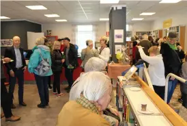  ??  ?? FULLT. Det kom mycket folk för att titta på de nyrenovera­de biblioteks­lokalerna.