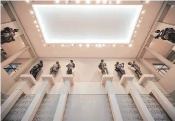  ?? FOTO: F. SOMMER/DPA ?? Ein Hingucker im Erdgeschos­s des Berliner Humboldt Forums ist der Skulpturen­saal, in dem auf sieben Meter hohen Säulen antike Statuen stehen. In Zeiten von Corona gibt es vorerst nur einen digitalen Rundgang durchs Haus.