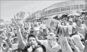  ??  ?? People protesting for lack of cash and new notes outside Venezuela’s Central Bank (BCV) in Maracaibo city, Zulia State. — AFP photo