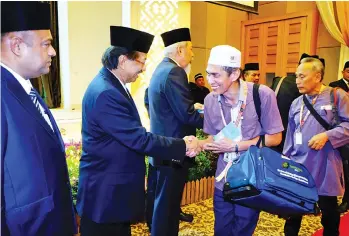  ??  ?? Head of StateTun Dr Haji Juhar Mahiruddin (middle) and wifeToh Puan Hajah Norlidah attended a ceremony atTH Hotel onTuesday night to send off pilgrims from Sabah to perform the haj in Mecca. Also present were Chief Minister Datuk Seri Panglima Musa...