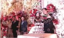  ??  ?? RITUAL: David Kuncoro Lim dan Shantiany melakukan prosesi cing ciu saat resepsi pernikahan mereka pada Minggu malam (21/1) di ballroom Hotel Santika Gubeng. Mereka mengambil tema modern Chinese fairy tale.