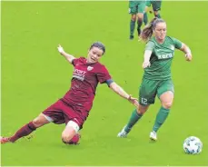  ?? ARCHIVFOTO: PETER HERLE ?? Der SV Alberweile­r (rechts Nina Seitz) ist im letzten Heimspiel des Jahres am Sonntag gegen den SC Regensburg auf einen Sieg aus.