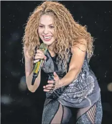  ??  ?? A la derecha, Shakira envuelta entre la pirotecnia durante su primer concierto en el Estadio Azteca. Anoche, la cantante colombiana ofreció su segundo concierto en el Coloso de Santa Úrsula y mañana continuará su gira en un foro de Monterrey