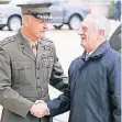  ?? FOTO: AP ?? US-Verteidigu­ngsministe­r James Mattis (r.), hier bei seinem offizielle­n Amtsantrit­t im Pentagon mit Generalsta­bschef Joseph Dunford.