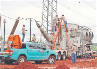  ??  ?? La ANDE realizó ayer refuerzos al sistema de distribuci­ón en Altos y Loma Grande, con el fin de otorgarles una “mayor confiabili­dad”.