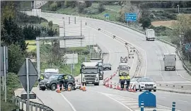  ?? LLIBERT TEIXIDÓ ?? Control de mossos de Trànsit en la C-25 en Sant Julia de Vilatorta, ayer