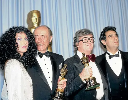  ?? GETTY IMAGES ?? Leslie Bricusse, second right, and Henry Mancini with their 1983 Oscars for best original song score from the film Victor/Victoria. With them are award presenters Cher and Placido Domingo.