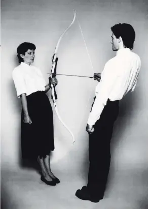  ?? ?? Marina Abramovi en Ulay tijdens hun performanc­e Rest Energy uit 1980.