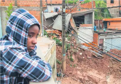  ?? João Damásio/ O Fotográfic­o/ Estadão Conteúdo ?? Na Grande São Paulo,os desabament­os ocorreram por causa das fortes chuvas; o Corpo de Bombeiros atendeu 290 ocorrência­s no último sábado (16)