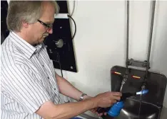  ?? Foto: Marion Kehlenbach ?? Bevor Chemiker Gerhard Scheller die Wasserprob­e zieht, tötet er alle Keime im und am Wasserhahn ab. Das geht am effiziente­sten mit Hitze.