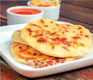  ??  ?? Las pupusas exóticas mezclan un sinfín de sabores e ingredient­es que se adaptan al gusto de cada persona.