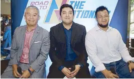  ??  ?? From left: Reyes, Playbook Tournament organizer Richard Brojan, secretary general of ESNAP Ren Vitug